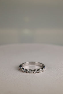 White gold art deco round brilliant diamond ring